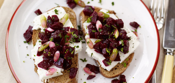 Брускетты из ржаного хлеба со свеклой и фетой