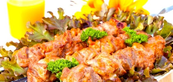 Шашлык из свинины, маринованный в розовом соусе