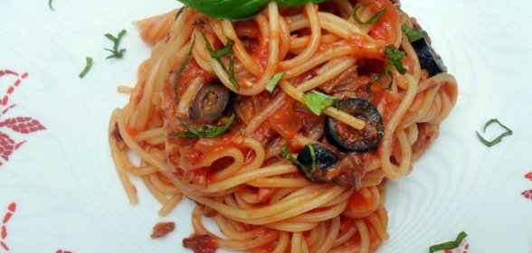 Рулет из курицы, фаршированный айвой