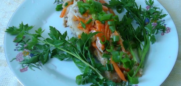 Жареная камбала с морковью, луком и сметаной.