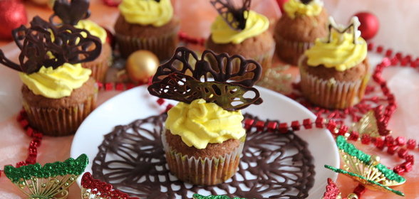 Капкейки с абрикосовым джемом,белковым кремом,бабочками и ажурной шоколадной салфеткой