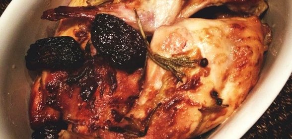 Кролик в розовом вине с черносливом