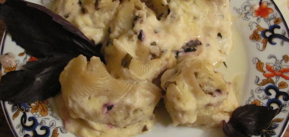 «Конкильони с мясной начинкой в соусе Бешамель с добавлением базилика»