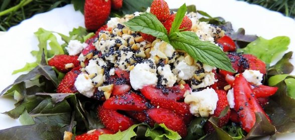 Салат с клубникой и сыром фета