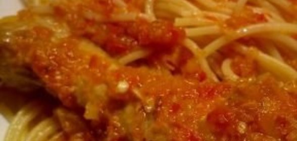 Жареная курица под овощным соусом