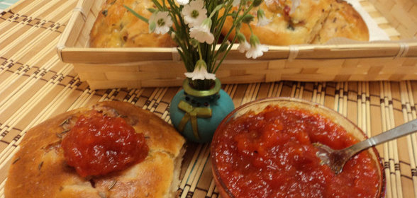 Булочки с начинкой и варенье из красного перца