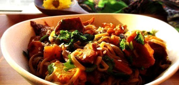 Гречневая лапша с тыквой, лисичками и курицей