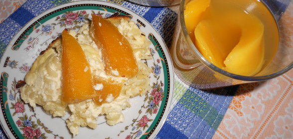 Макаронная запеканка с творогом и консервированным манго