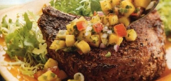 Свиные стейки с манговой сальсой