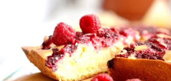 Шарлотка с малиной