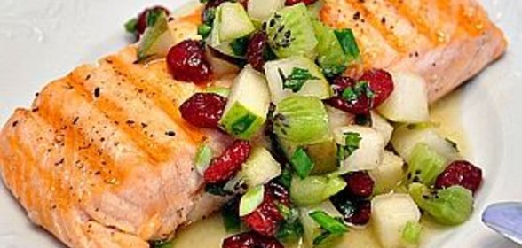 Семга-гриль с сальсой из груш и киви