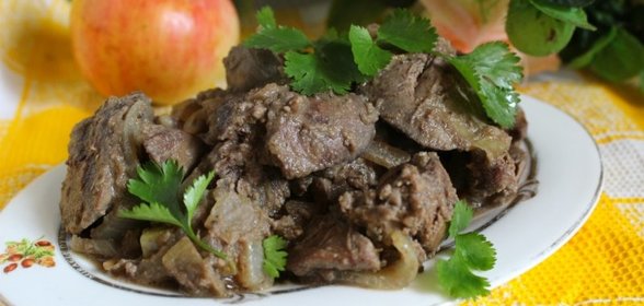 Куриная печень с яблоками и луком