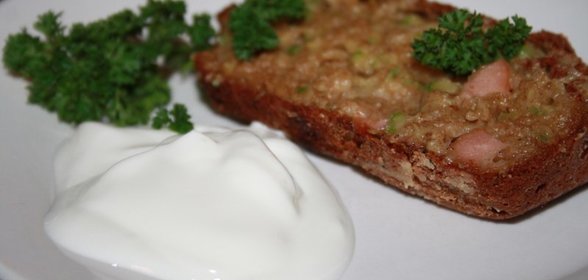 Цельнозерновой кабачковый кекс-суфле с сосисками