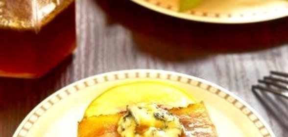 Персики с сыром в беконе