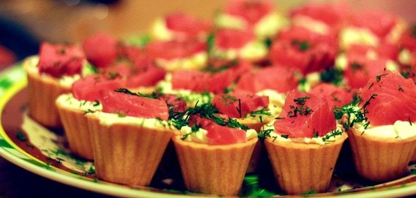 Салат в тарталетках с семгой