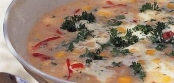 Многослойные бутерброды из помидоров, сыра и сала