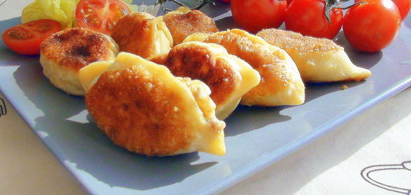 Закусочные пирожки с картошкой и грибами из пельменного теста