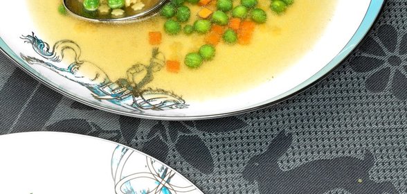 Консоме со звездчатой вермишелью, морковью и горошком