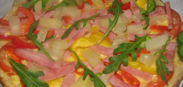 Пицца с ананасом и руколой