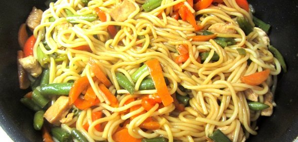 Лапша с курицей, овощами и соевым соусом