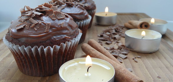 Шоколадные капкейки со сливочной начинкой и ганашем из молочного шоколада