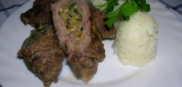 Рулетики из говядины в легком томатном соусе