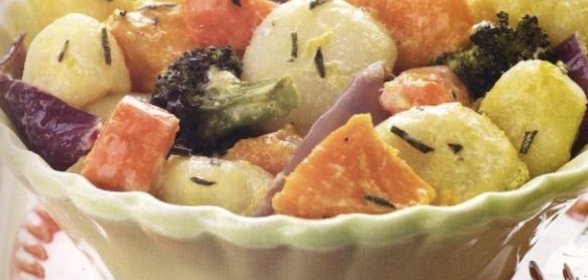 Салат из квашеной капусты, заправленной по-домашнему