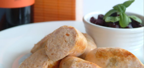 Куриные колбаски с ветчиной, оливками и рисом со свекольным релишем