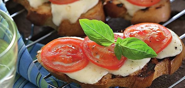 Брускетта с моццареллой и помидорами
