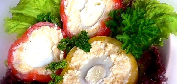 Перец, фаршированный сыром и яйцом