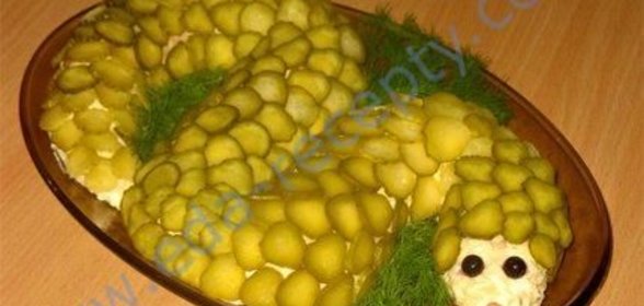 Салат Змейка из сыра, яйца, консервированной горбуши