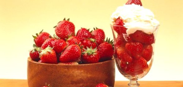 Клубника в соке из лимонов мейер со взбитыми сливками