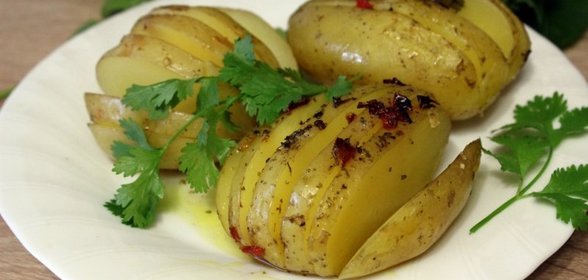Запеченный картофель с маслом и пряностями