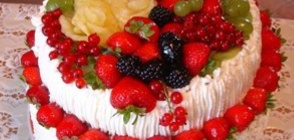 Торт Лукошко с фруктами со взбитыми сливками