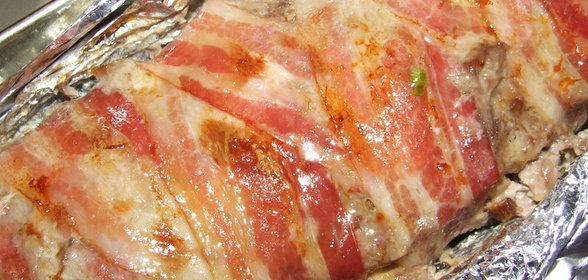 рулет с начинкой из порея, сыра, молодого кабачка, обернутый в бекон и запеченый в духовке