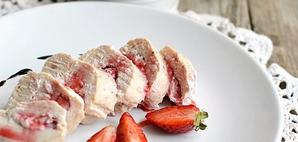 Куриное филе с творожным сыром и клубникой