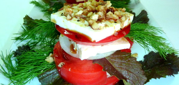 Закусочные пирамидки из помидоров, брынзы и листовой горчицы