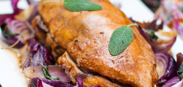 Рулет из куриной грудки с шалфеем и красным луком