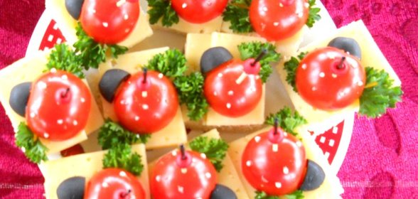Сырное канапе с помидорами и оливками