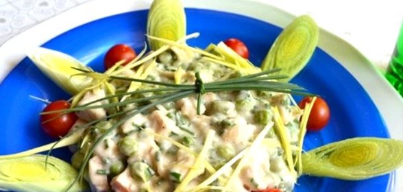 Салат с сыром и горошком