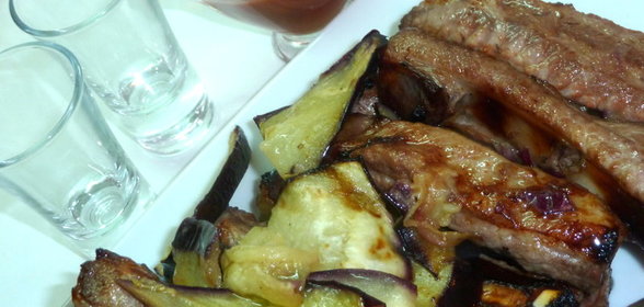 Свиные ребрышки, маринованные в гранатовом соке с мелкорубленными овощами ( подойдет любое мясо)