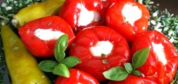 Разноцветные перцы, фаршированные нежной сырно-чесночной начинкой