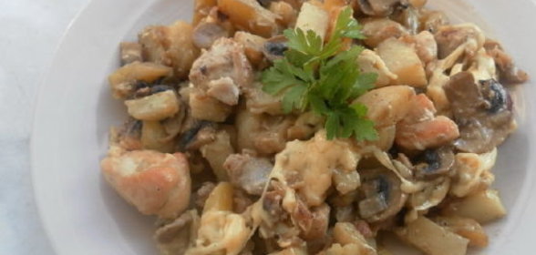 Молодой картофель с курицей, луком и шампиньонами в сметанном соусе под сыром