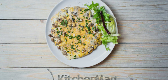 Аппетитный омлет с сыром и грибами