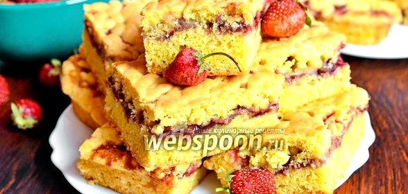 Пирог с клубникой, бананами и смородиновым вареньем