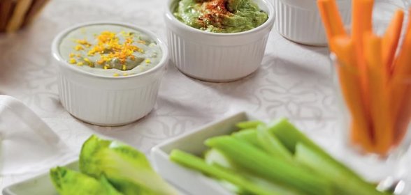 Свежие овощи с тремя видами сырного соуса