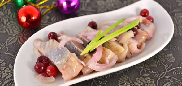 Сельдь в клюквенном маринаде