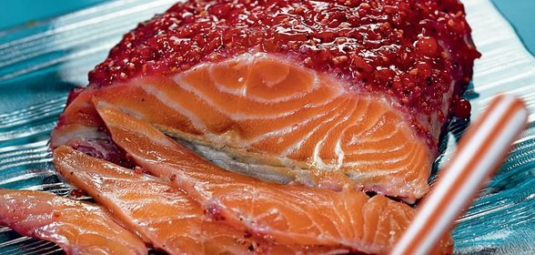 Лосось в маринаде из смородины