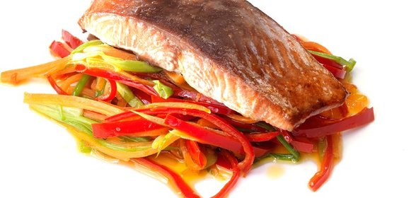 Лосось с острым перцем, зеленым луком и морковью