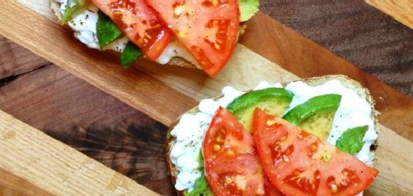 Кростини с томатами, авокадо и козьим сыром